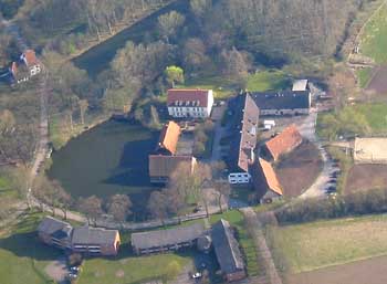 Die Luftaufnahme zeigt die gro&szlig;e Grundst&uuml;cksfl&auml;che